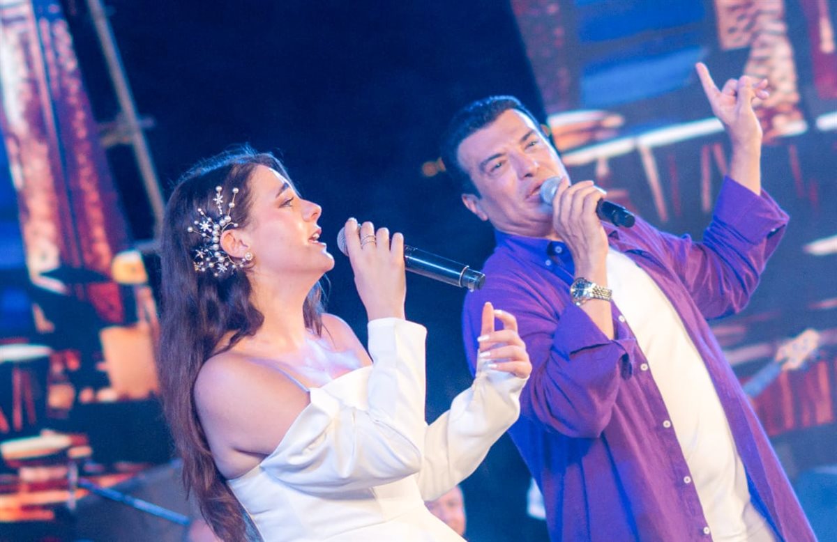 إيهاب توفيق يتألق بدويتو عامل عاملة مع كنزي تركي فى إفتتاح المهرجان الصيفي للأوبرا 