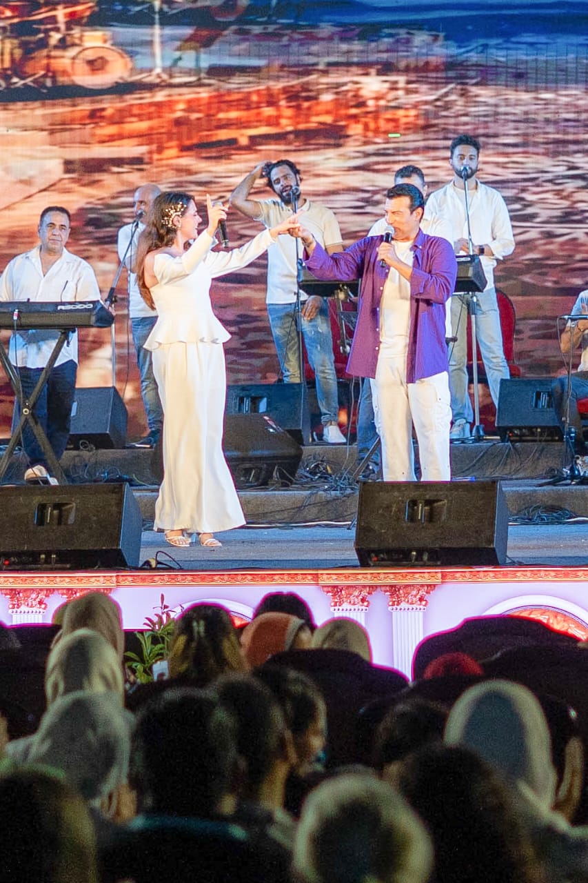 إيهاب توفيق يتألق بدويتو عامل عاملة مع كنزي تركي فى إفتتاح المهرجان الصيفي للأوبرا 