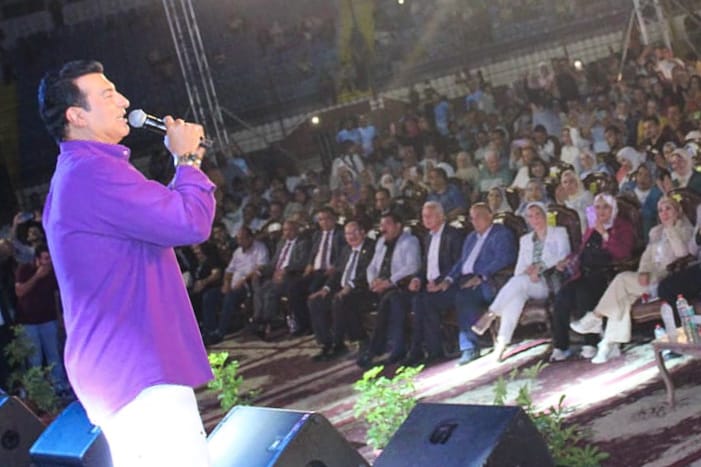 إيهاب توفيق يتألق بدويتو عامل عاملة مع كنزي تركي فى إفتتاح المهرجان الصيفي للأوبرا 