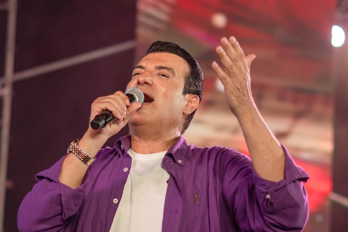 إيهاب توفيق يتألق بدويتو عامل عاملة مع كنزي تركي فى إفتتاح المهرجان الصيفي للأوبرا 