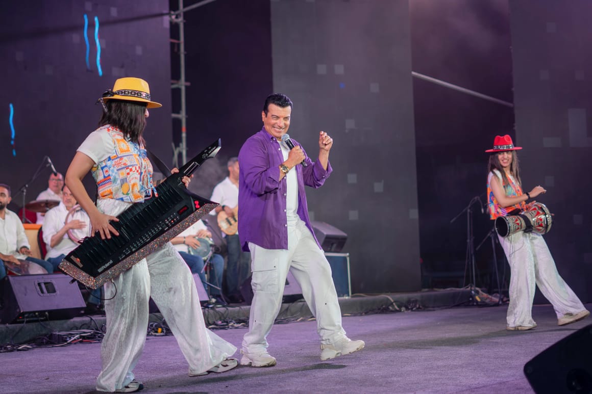 إيهاب توفيق يتألق بدويتو عامل عاملة مع كنزي تركي فى إفتتاح المهرجان الصيفي للأوبرا 