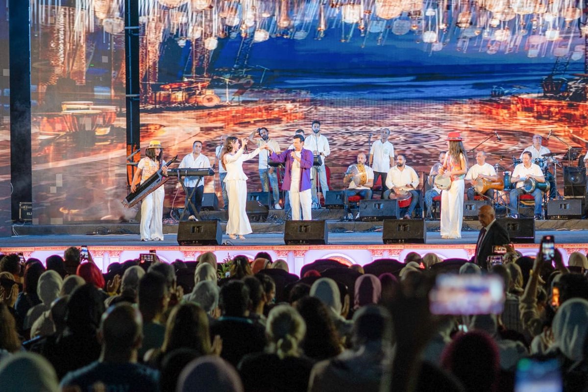 إيهاب توفيق يتألق بدويتو عامل عاملة مع كنزي تركي فى إفتتاح المهرجان الصيفي للأوبرا 