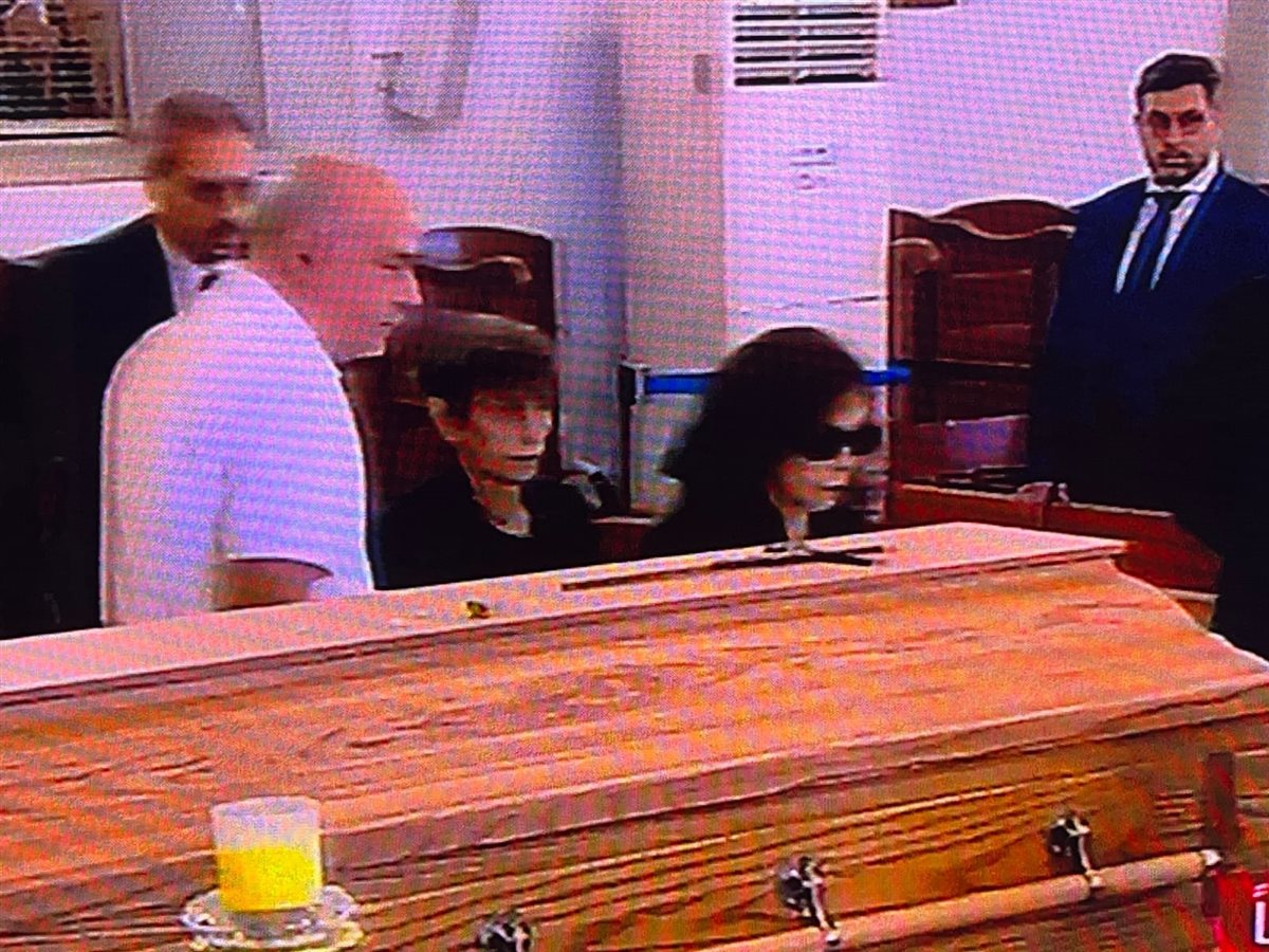 ظهور مؤثر وصدمة لـ فيروز لحظة وداع نجلها زياد الرحباني