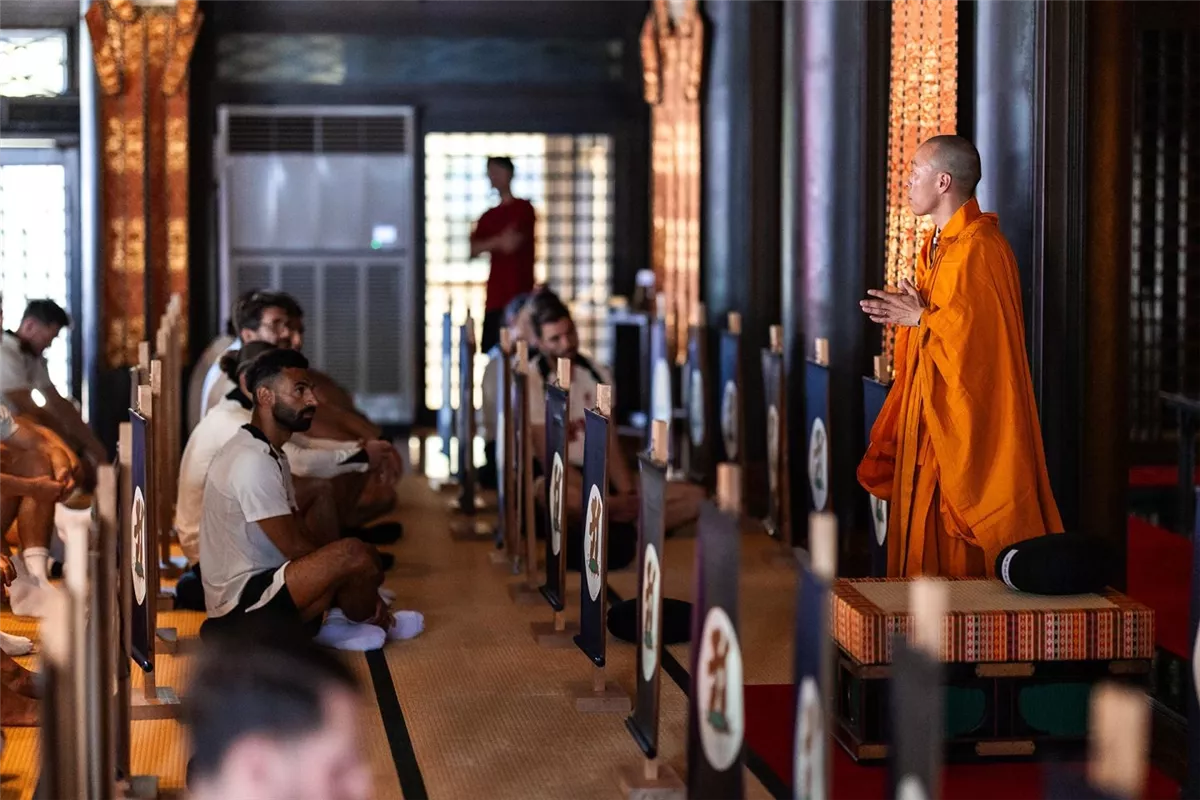 محمد صلاح رفقة فريق ليفربول من معبد إيكوين في طوكيو