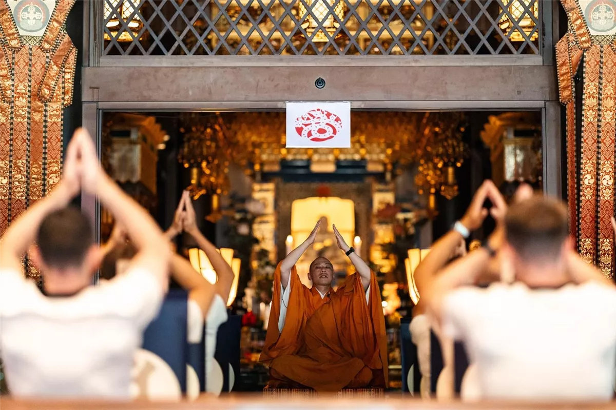 محمد صلاح رفقة فريق ليفربول من معبد إيكوين في طوكيو