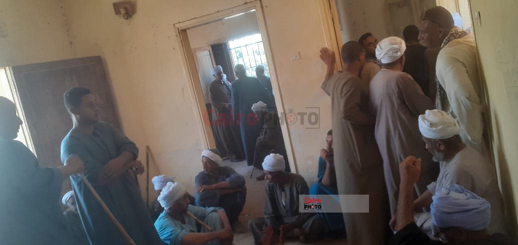 صور بعض المزارعين انتظار صرف الأسمدة