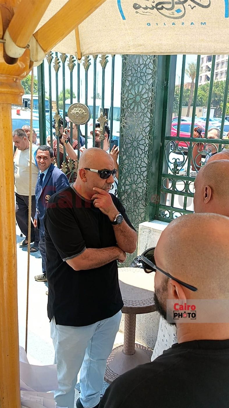 محسن منصور يواسي أحمد أمين خلال تشييع جثمان خالته من مسجد السيدة نفيسة