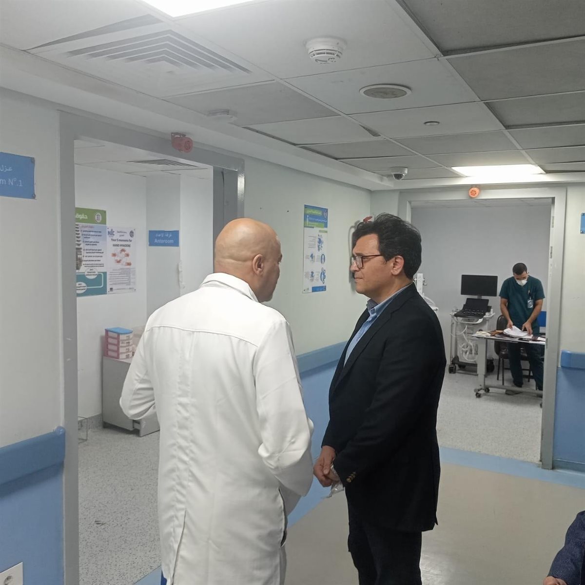 وزير الثقافة يزور الكاتب صنع الله إبراهيم بعد نقله إلى معهد ناصر 