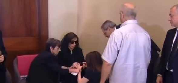 ماجدة الرومي تنهار باكية وتقبل يد فيروز في عزاء نجلها زياد الرحباني