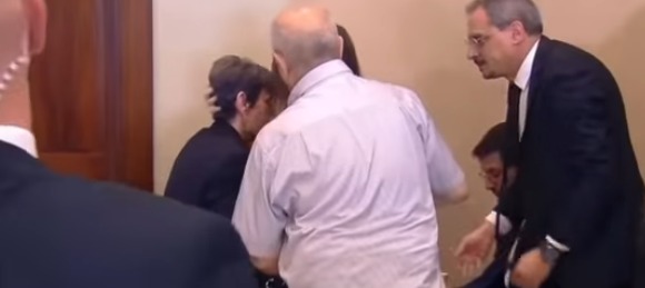 ماجدة الرومي تنهار باكية وتقبل يد فيروز في عزاء نجلها زياد الرحباني