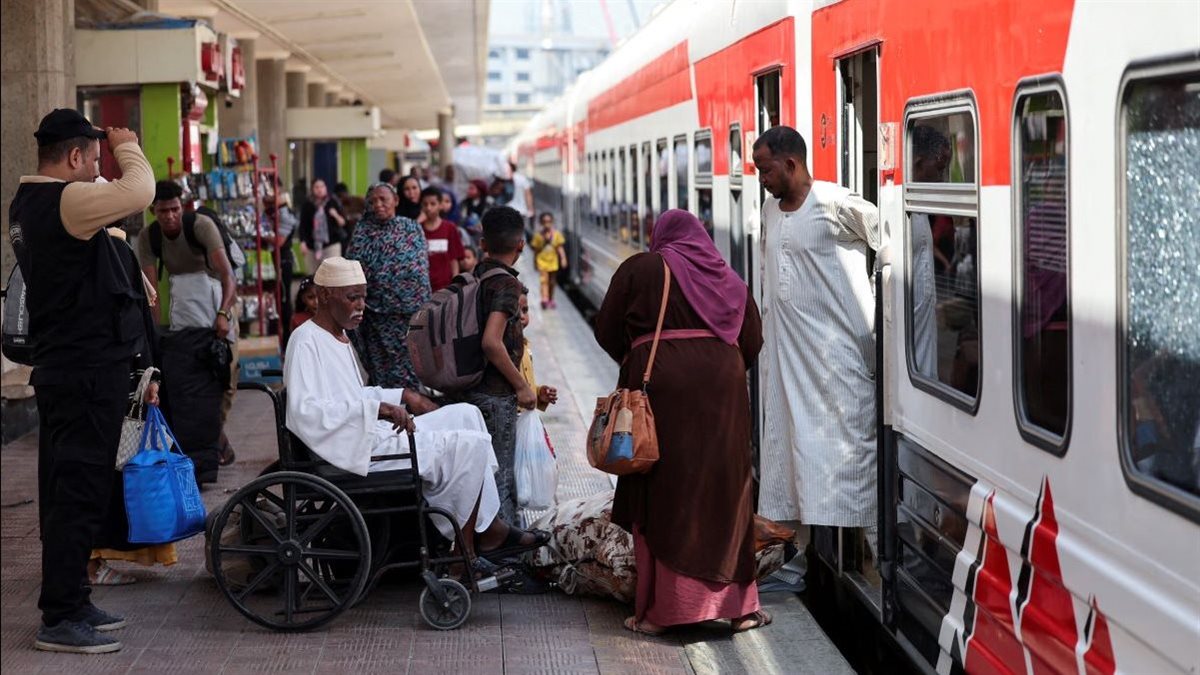 قطار نقل السودانيين من القاهرة إلى أسوان
