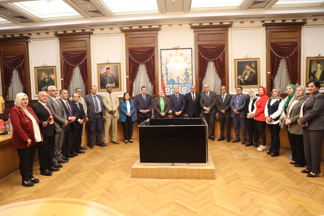 محافظ القاهرة يكرم الطلاب الأوائل بالثانوية العامة