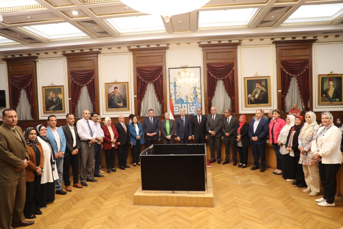 محافظ القاهرة يكرم الطلاب الأوائل بالثانوية العامة