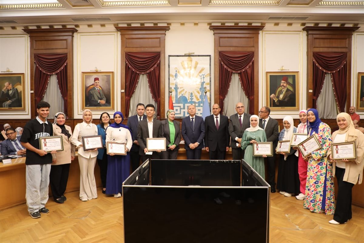 محافظ القاهرة يكرم الطلاب الأوائل بالثانوية العامة