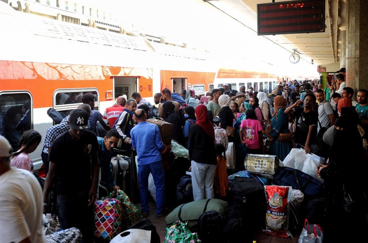 قطار نقل السودانيين من القاهرة إلى أسوان