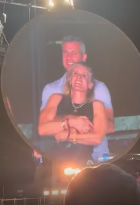 <strong>الرئيس التنفيذي لشركة تكنولوجيا فلكية شهيرة، آندي بايرون وهو يحتضن زميلته في العمل كريستين كابوت في إحدى حفلات كولدبلاي</strong>