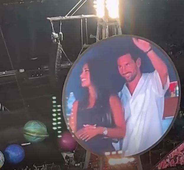 <strong>كاميرا حفل كولدبلاي تلتقط حالة مميزة لميسي وزوجته</strong>