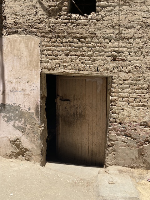أقدم باب في الاقصر من 130سنة