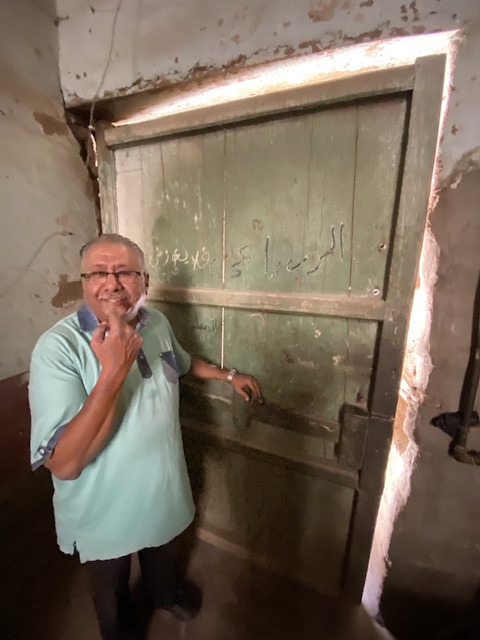 أقدم باب في الاقصر من 130سنة