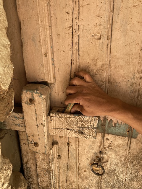 أقدم باب في الاقصر من 130سنة