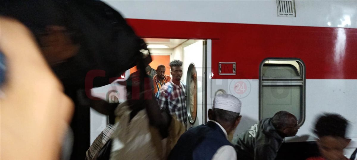 وصول قطار السودانيين إلى محطة السد العالي بأسوان