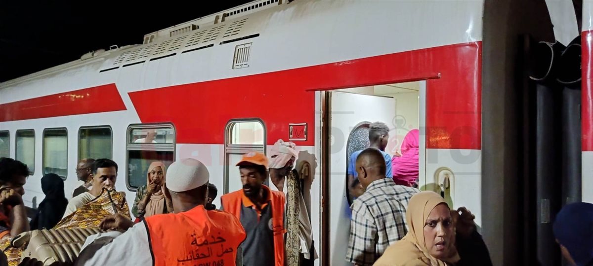 وصول قطار السودانيين إلى محطة السد العالي بأسوان