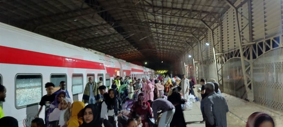وصول قطار السودانيين إلى محطة السد العالي بأسوان