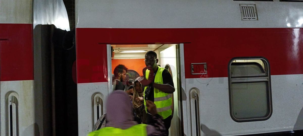 وصول قطار السودانيين إلى محطة السد العالي بأسوان