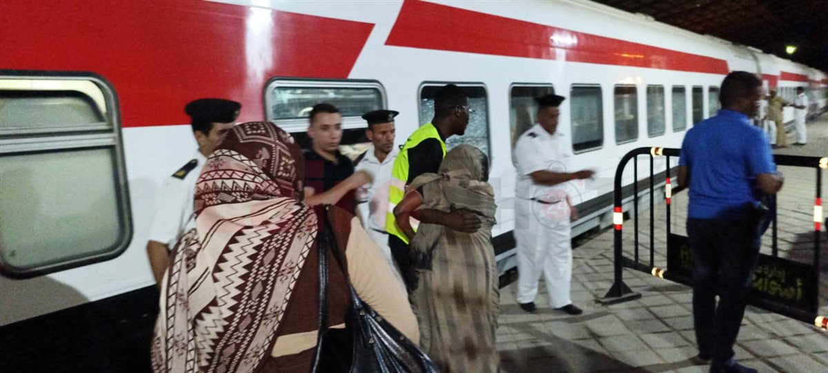 وصول قطار السودانيين إلى محطة السد العالي بأسوان
