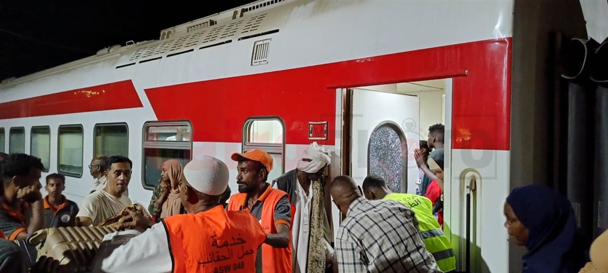 وصول قطار السودانيين إلى محطة السد العالي بأسوان