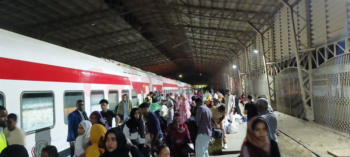 وصول قطار السودانيين إلى محطة السد العالي بأسوان