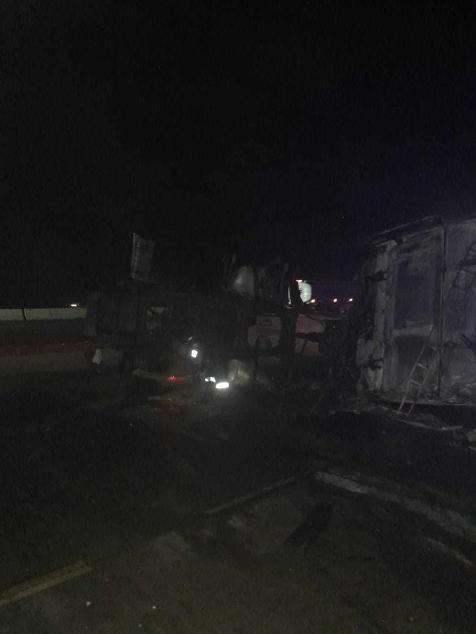 إعادة فتح طريق القاهرة - السويس بعد تفحم سيارة نقل وإصابة سائقها