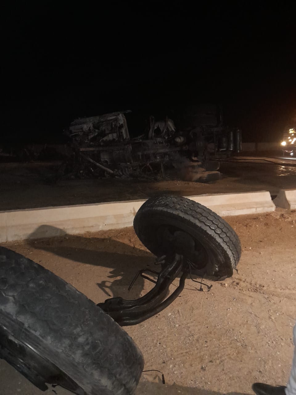 إعادة فتح طريق القاهرة - السويس بعد تفحم سيارة نقل وإصابة سائقها