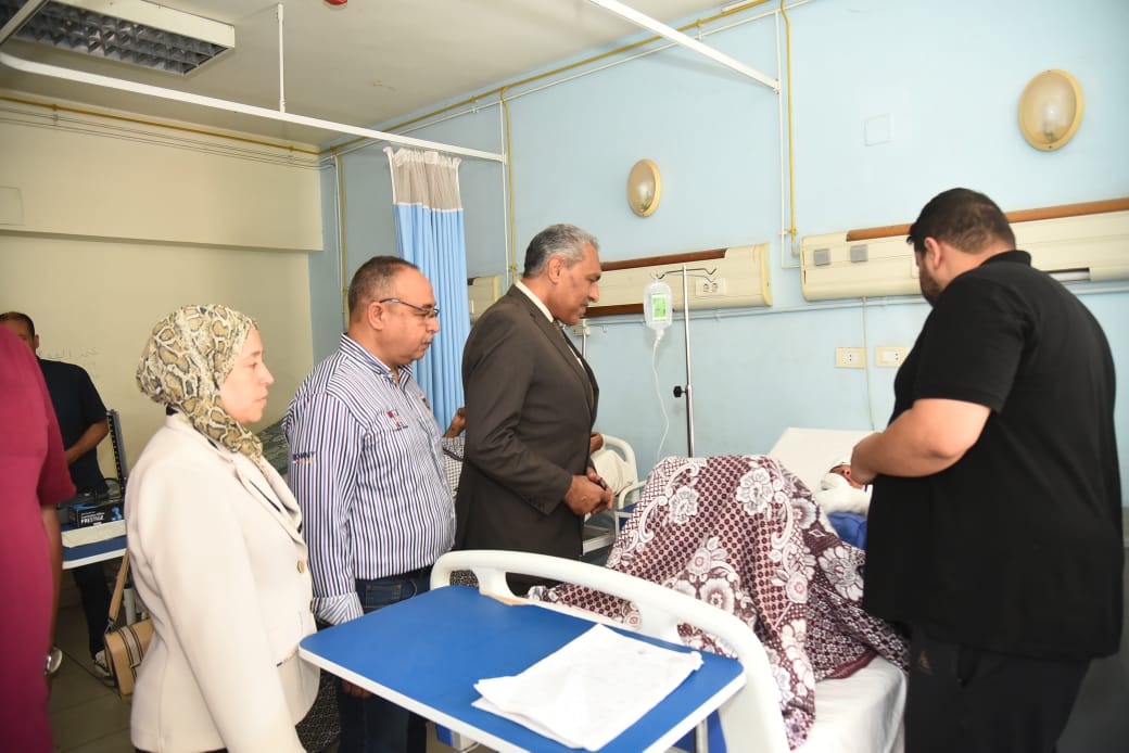 محافظ مطروح يوجه بتقديم أوجه الرعاية الطبية لمصابي حادث انقلاب اتوبيس ووفاة شخص وإصابة ٥٨ أخرين