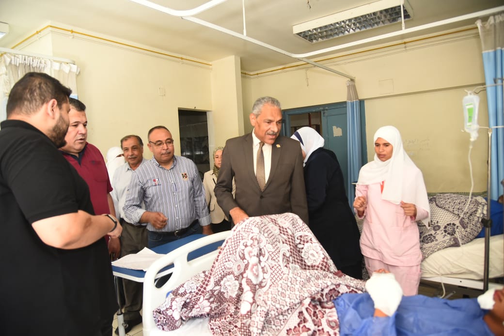 محافظ مطروح يوجه بتقديم أوجه الرعاية الطبية لمصابي حادث انقلاب اتوبيس ووفاة شخص وإصابة ٥٨ أخرين