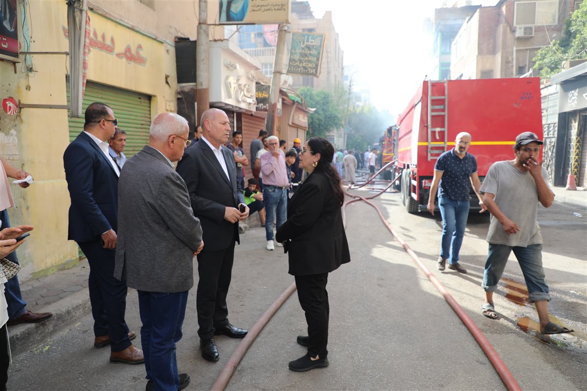 محافظ القاهرة يشرف على إطفاء حريق عقار شارع الدلتا