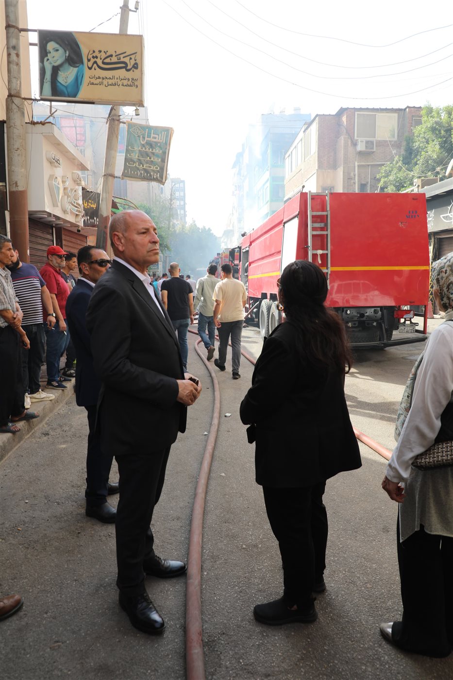 محافظ القاهرة يشرف على إطفاء حريق عقار شارع الدلتا