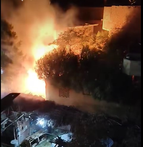 <strong>حريق هائل في محول كهرباء بأبو النمرس </strong>