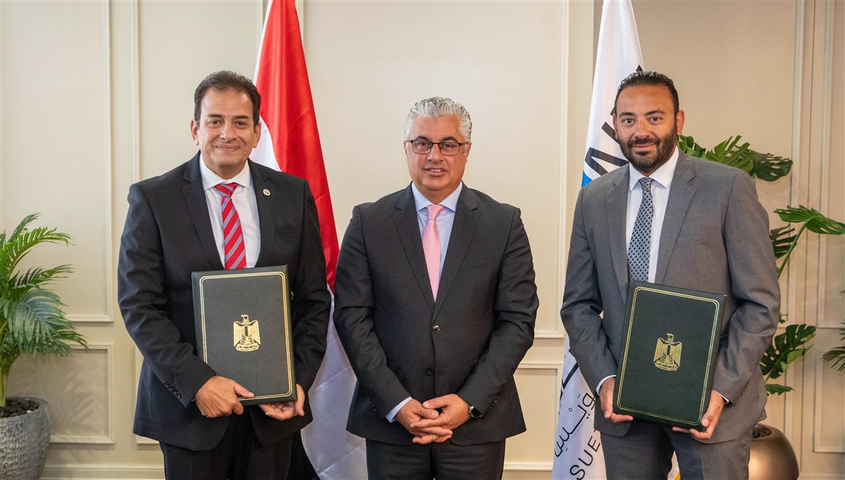 جانب من توقيع العقود