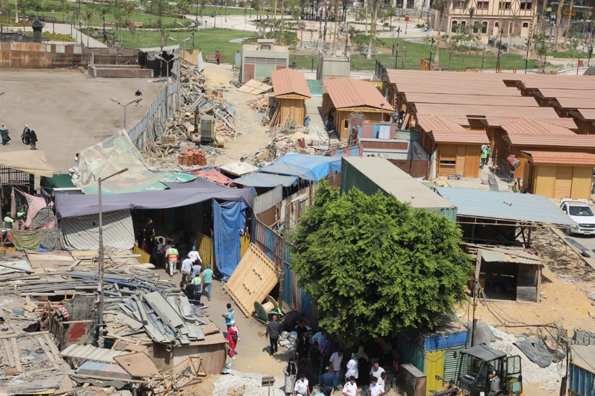 نقل الباعة الجائلين المتواجدين بجوار حديقة الأزبكية إلى جراج العتبة