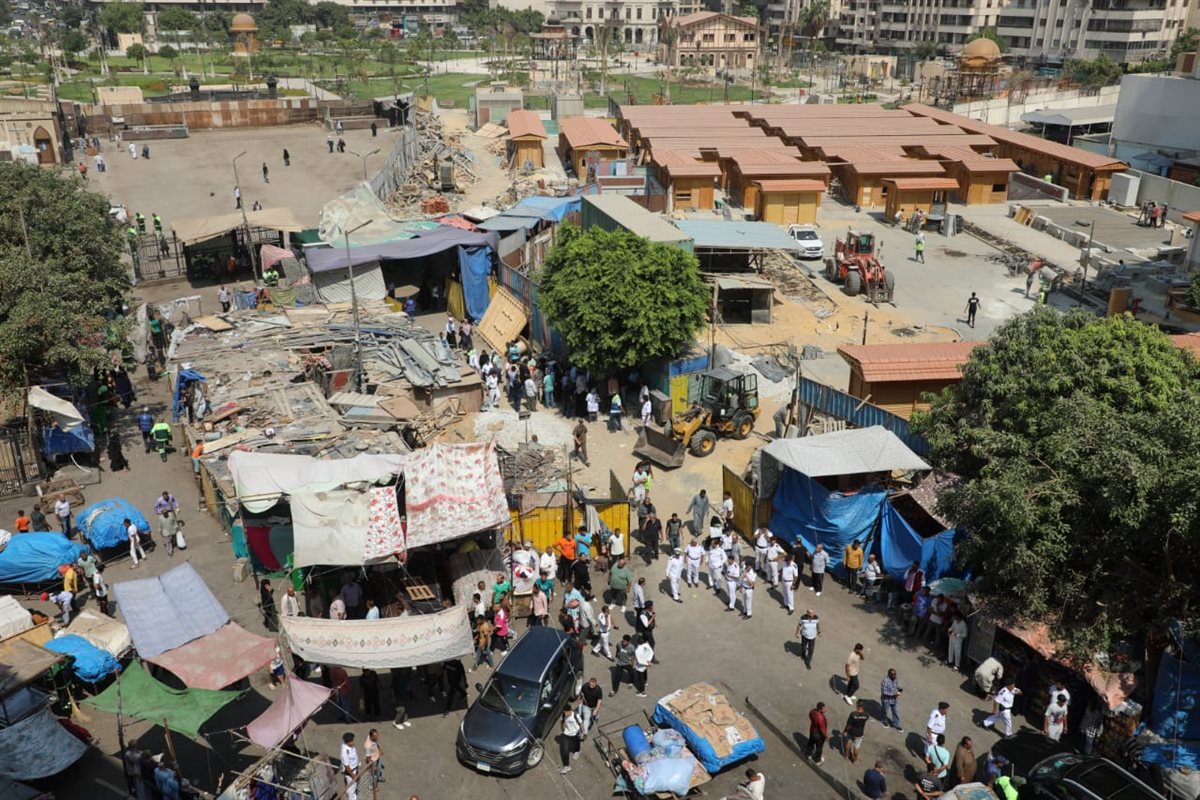 نقل الباعة الجائلين المتواجدين بجوار حديقة الأزبكية إلى جراج العتبة