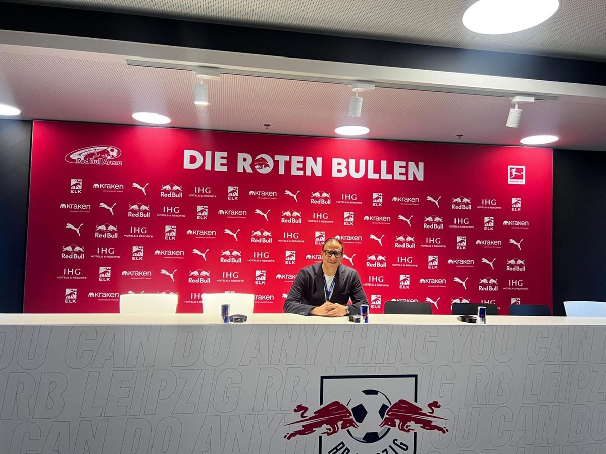 مجدي عبدالعاطي يتواجد في مؤتمر المدربين الدولي بألمانيا (1)