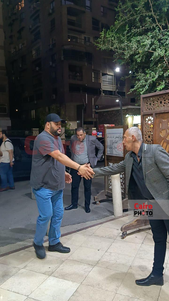 محمد ممدوح يقدم واجب العزاء في شقيق خالد جلال