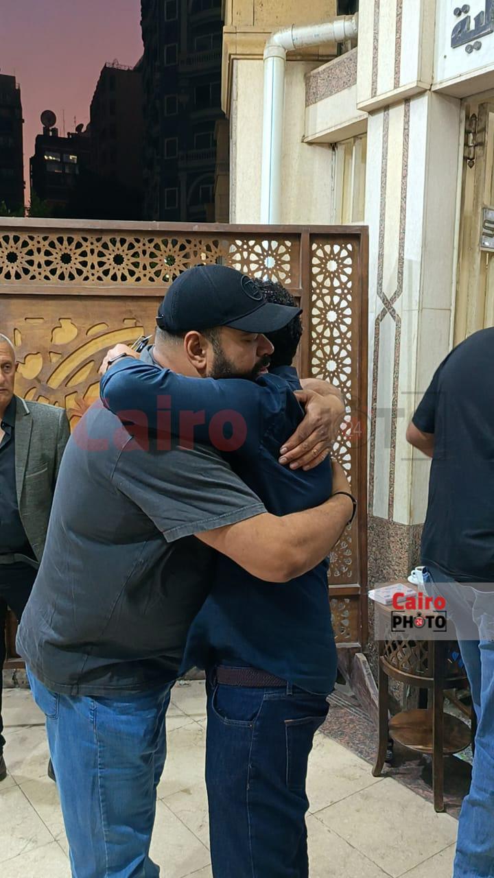 محمد ممدوح يقدم واجب العزاء في شقيق المخرج خالد جلال بمسجد الحامدية الشاذلية