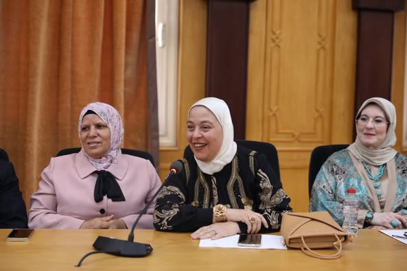 <strong>مجلس جامعة الأزهر ولجنة خدمة المجتمع يكرّمان الدكتورة هناء العبيسي تقديرًا لجهودها وإنجازاتها بكلية الطب بنات </strong>