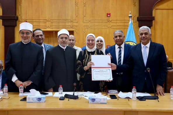 مجلس جامعة الأزهر ولجنة خدمة المجتمع يكرّمان الدكتورة هناء العبيسي تقديرًا لجهودها وإنجازاتها بكلية الطب بنات 