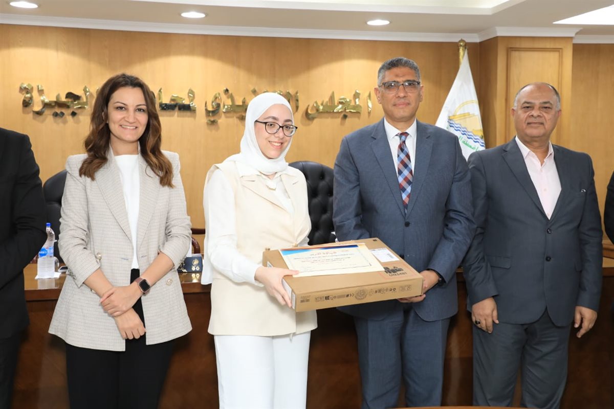 محافظ الجيزة يكرم أوائل الثانوية العامة والدبلومات الفنية 