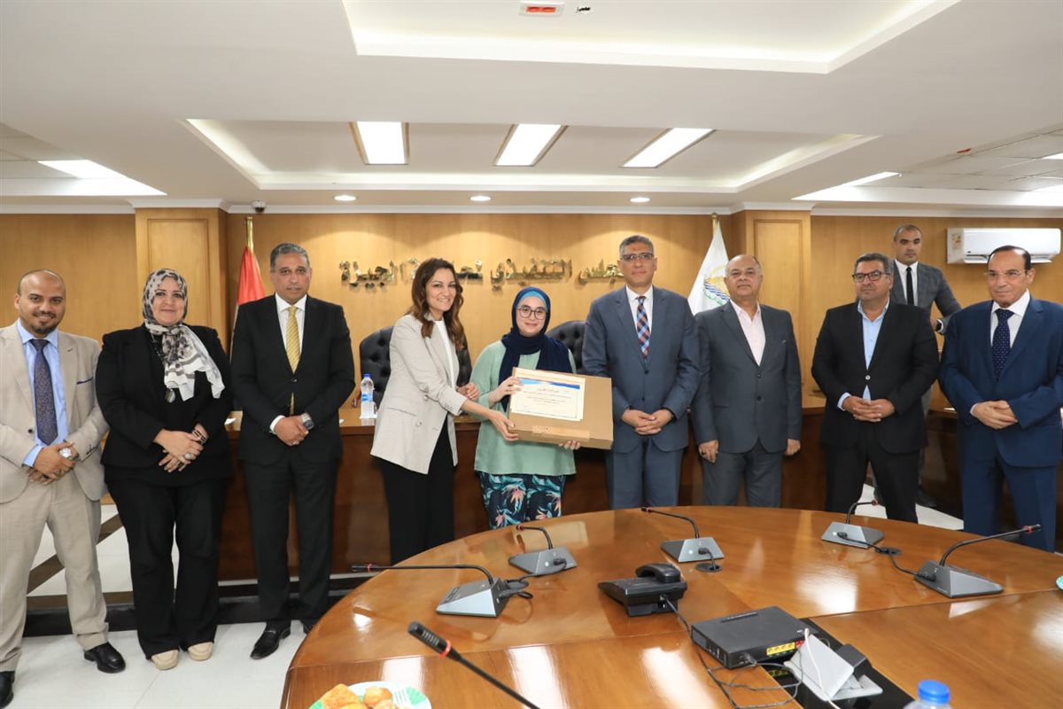 محافظ الجيزة يكرم أوائل الثانوية العامة والدبلومات الفنية 