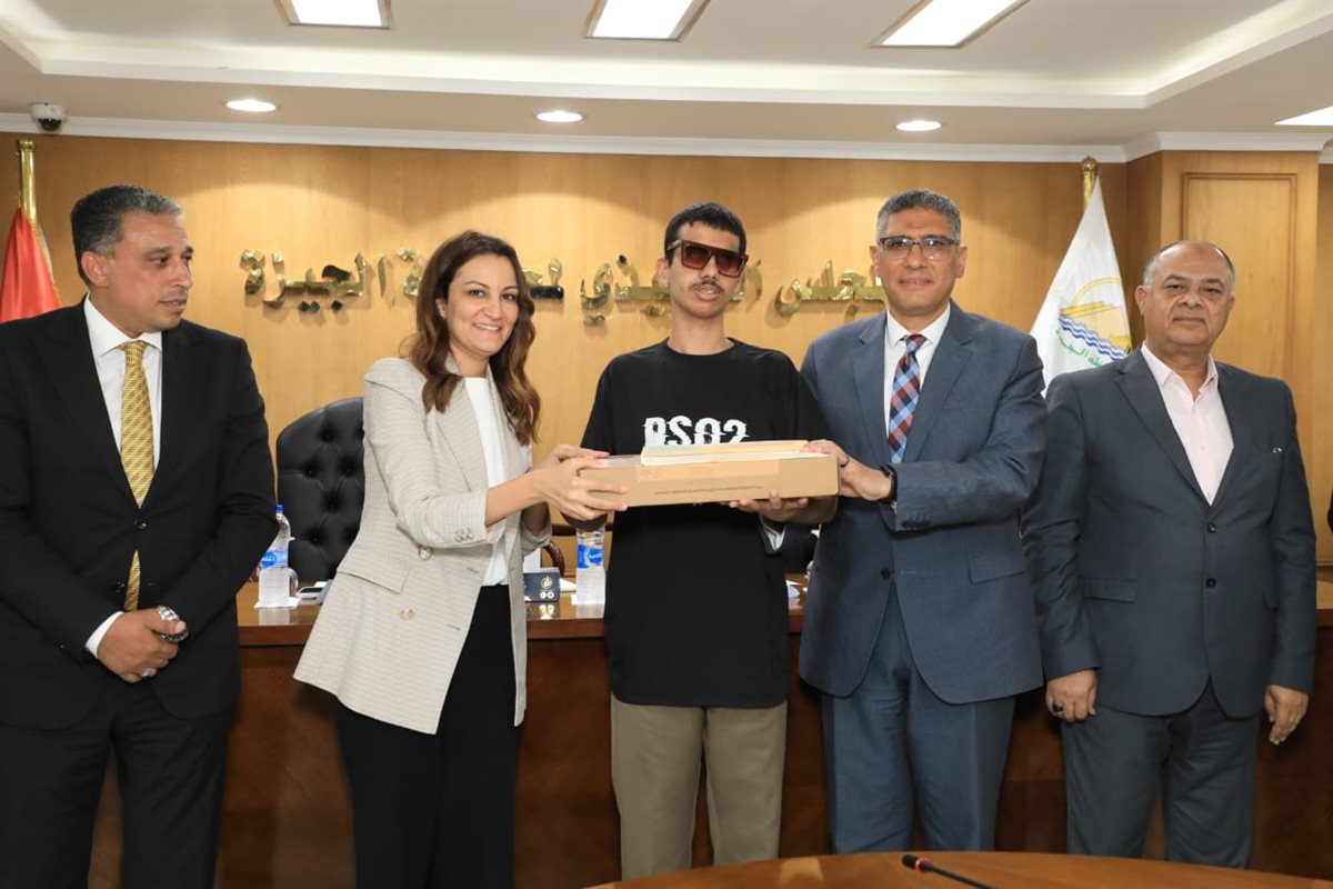 محافظ الجيزة يكرم أوائل الثانوية العامة والدبلومات الفنية 