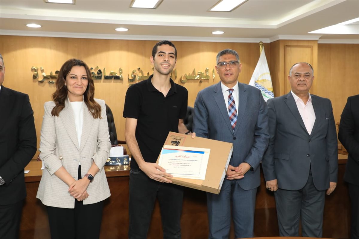 محافظ الجيزة يكرم أوائل الثانوية العامة والدبلومات الفنية 